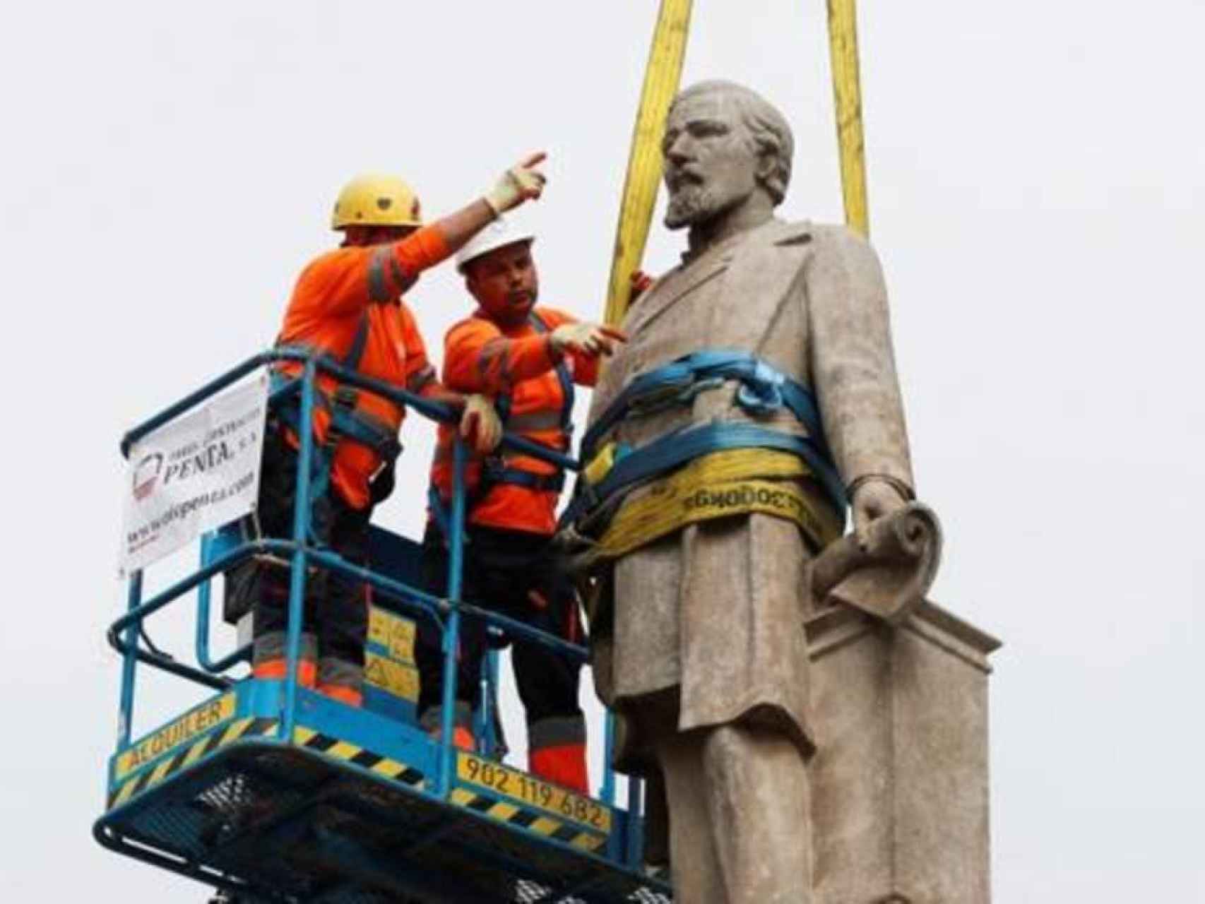 Los operarios del ayuntamiento retiran la estatua del Marqués de Comillas de su pedestal.