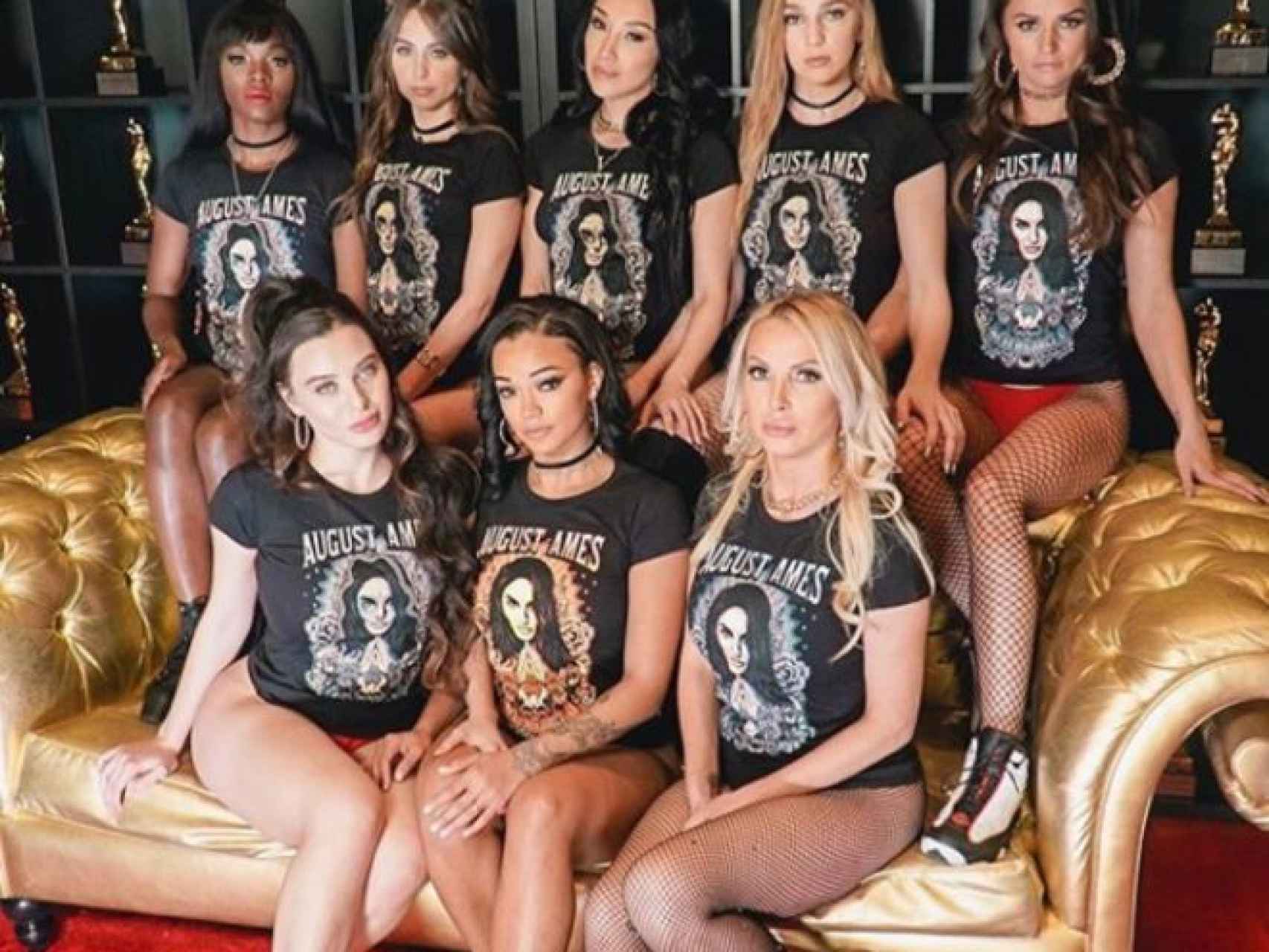 Varias actrices porno con una camiseta en recuerdo a August Ames.