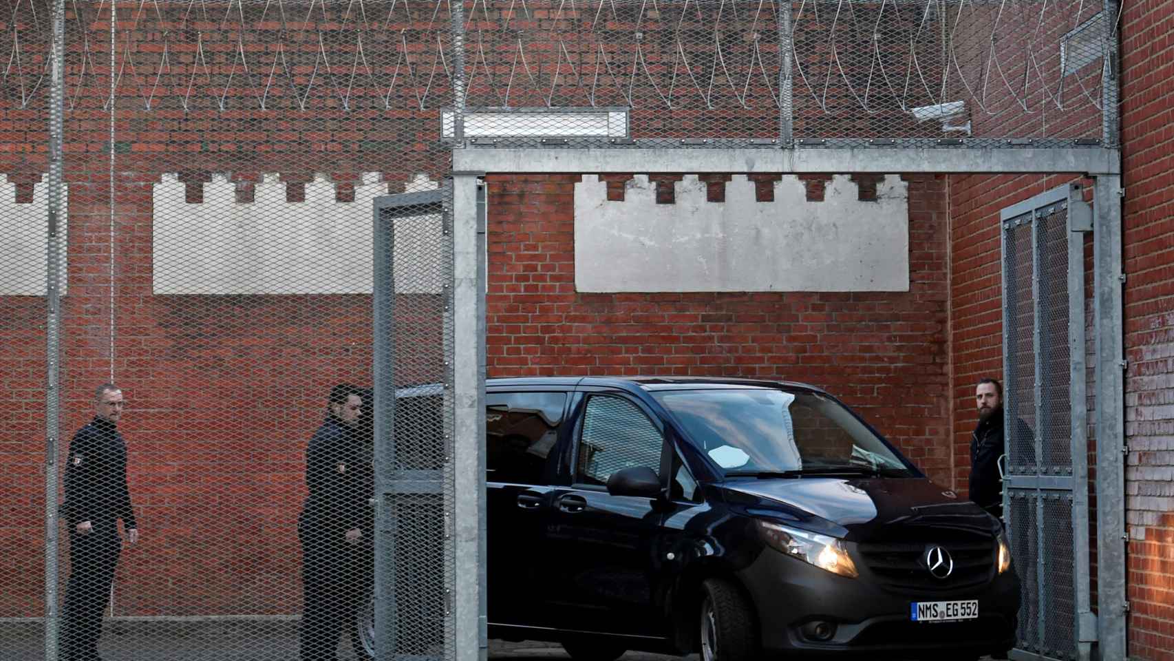 El vehículo en el que Puigdemont, ya detenido, entraba a la prisión de Neumuenster.