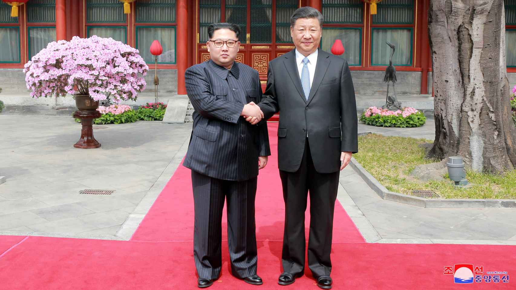 Kim Jong-un y xi Jinping se dan la mano en Pekín