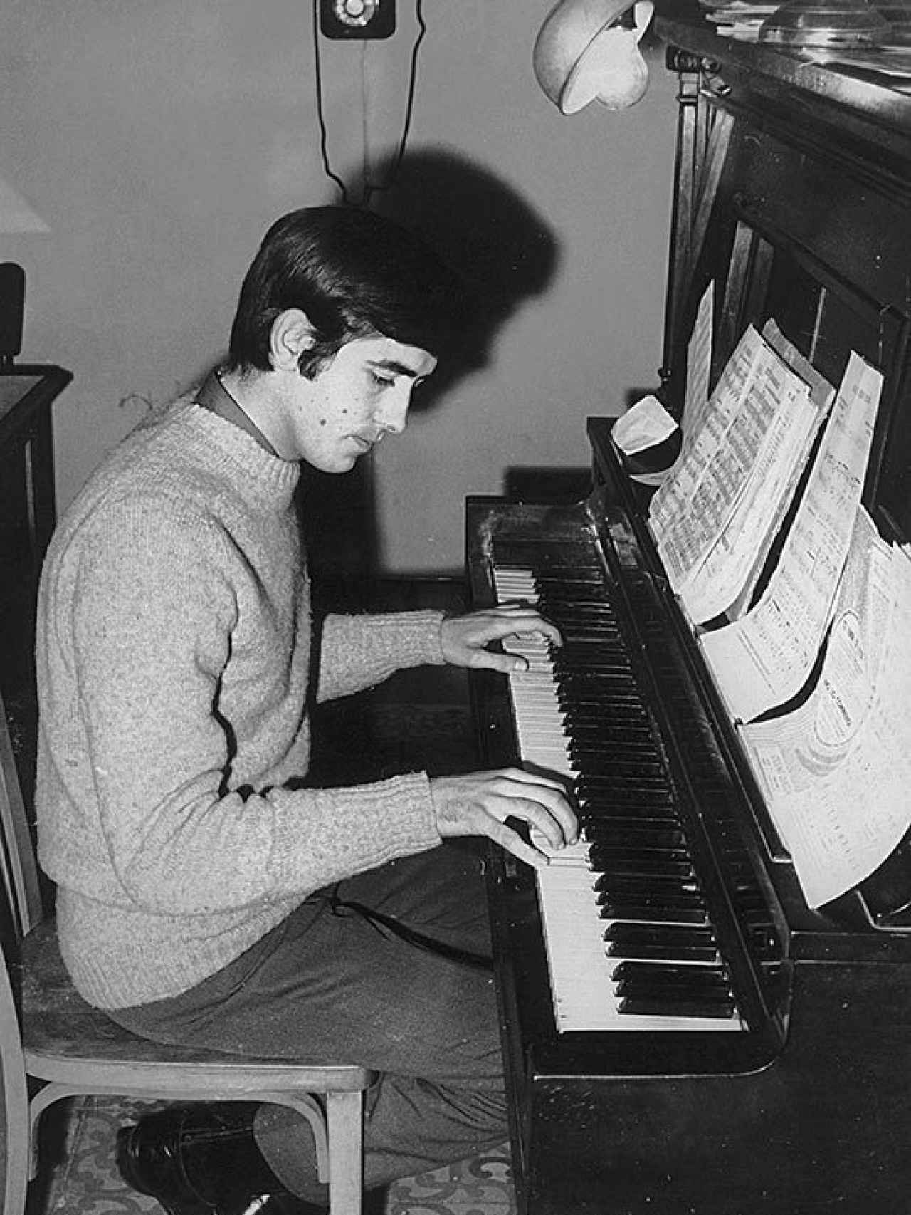 Serrat, al piano, cuando su carrera empezaba.