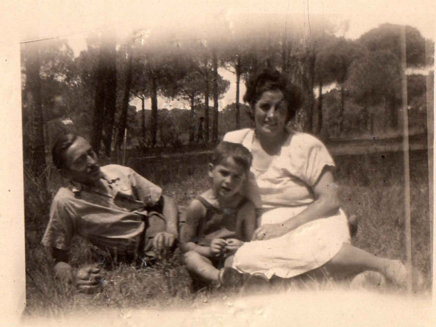 Serrat, con sus padres.