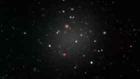 Entorno de la galaxia NGC1052 (esferoide blanquecino a la izquierda), en cuyas proximidades se encuentra NGC1052-DF2.