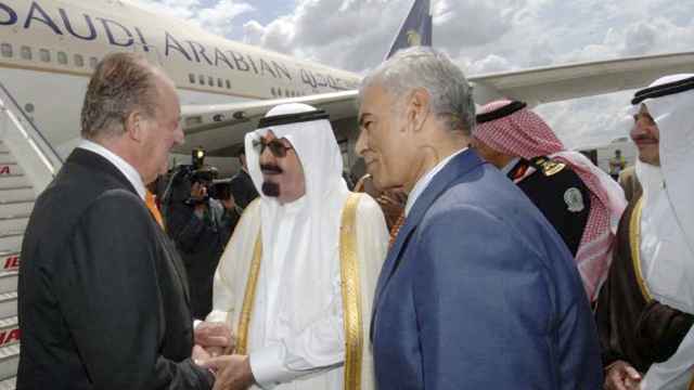 El rey Juan Carlos I saludando al rey Abdalá durante una visita oficial a España en 2007.