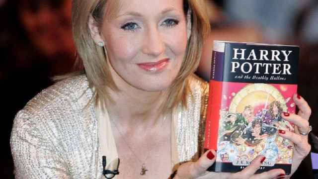 J. K. Rowling sosteniendo uno de sus libros de Harry Potter.