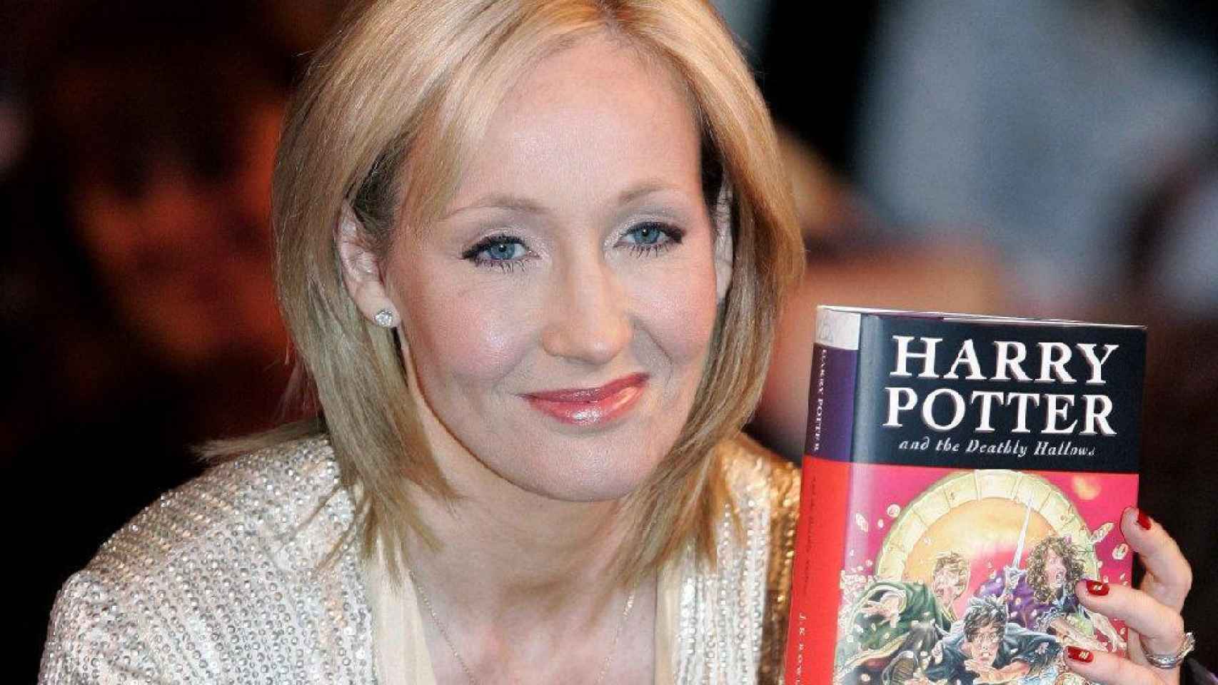 J. K. Rowling sosteniendo uno de sus libros de Harry Potter.