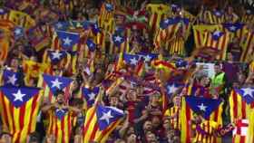 Aficionados del Barcelona portando esteladas. Foto: fcbarcelona.es