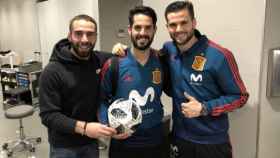 Isco, con el balón del hat-trick firmado, junto a Nacho y Carvajal. Foto. Instagram (@nachofi1990)