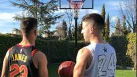 Asensio y su hermano jugando al baloncesto. Foto (@igor.asensio)
