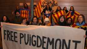 Un grupo de personas protesta frente a la prisión de Neumuenster por la detención de Puigdemont.