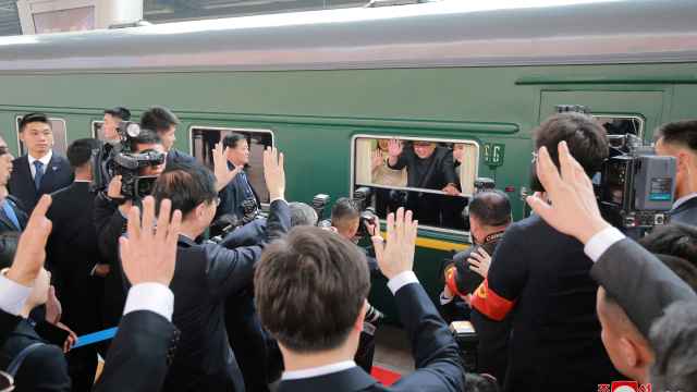 Kim Jong-un saluda desde un vagón del tren