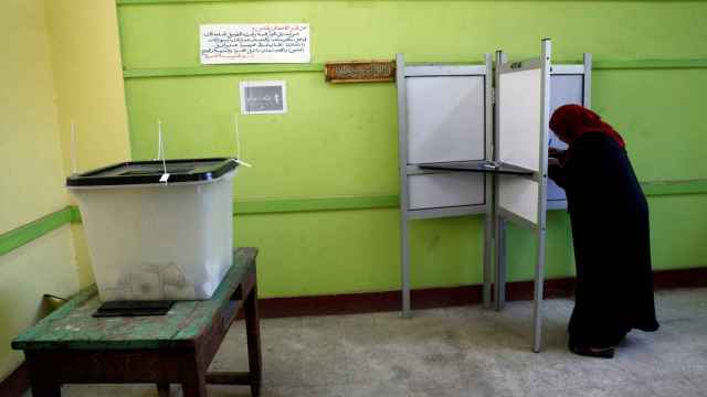Una mujer votando en un centro electoral de El Cairo