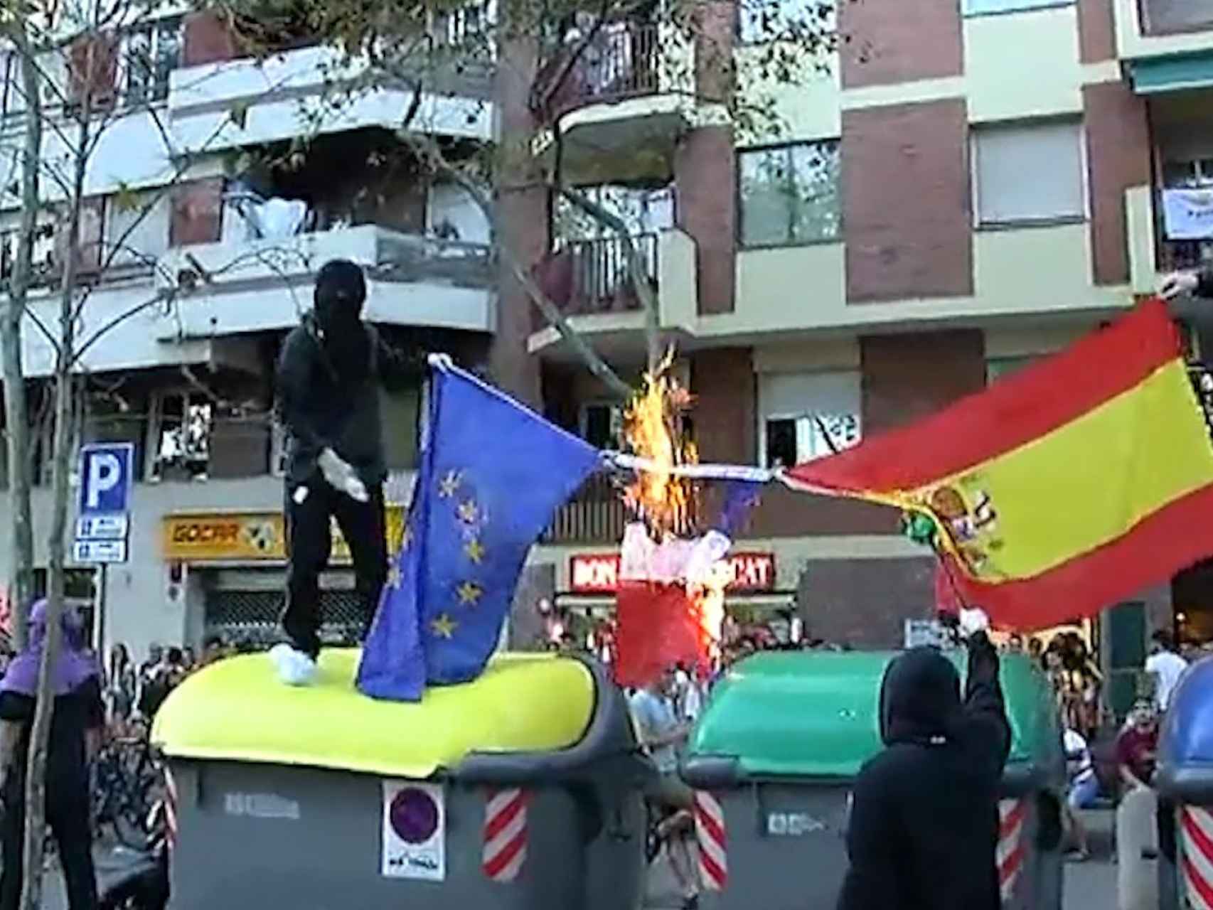 Independentistas queman banderas en una manifestación.
