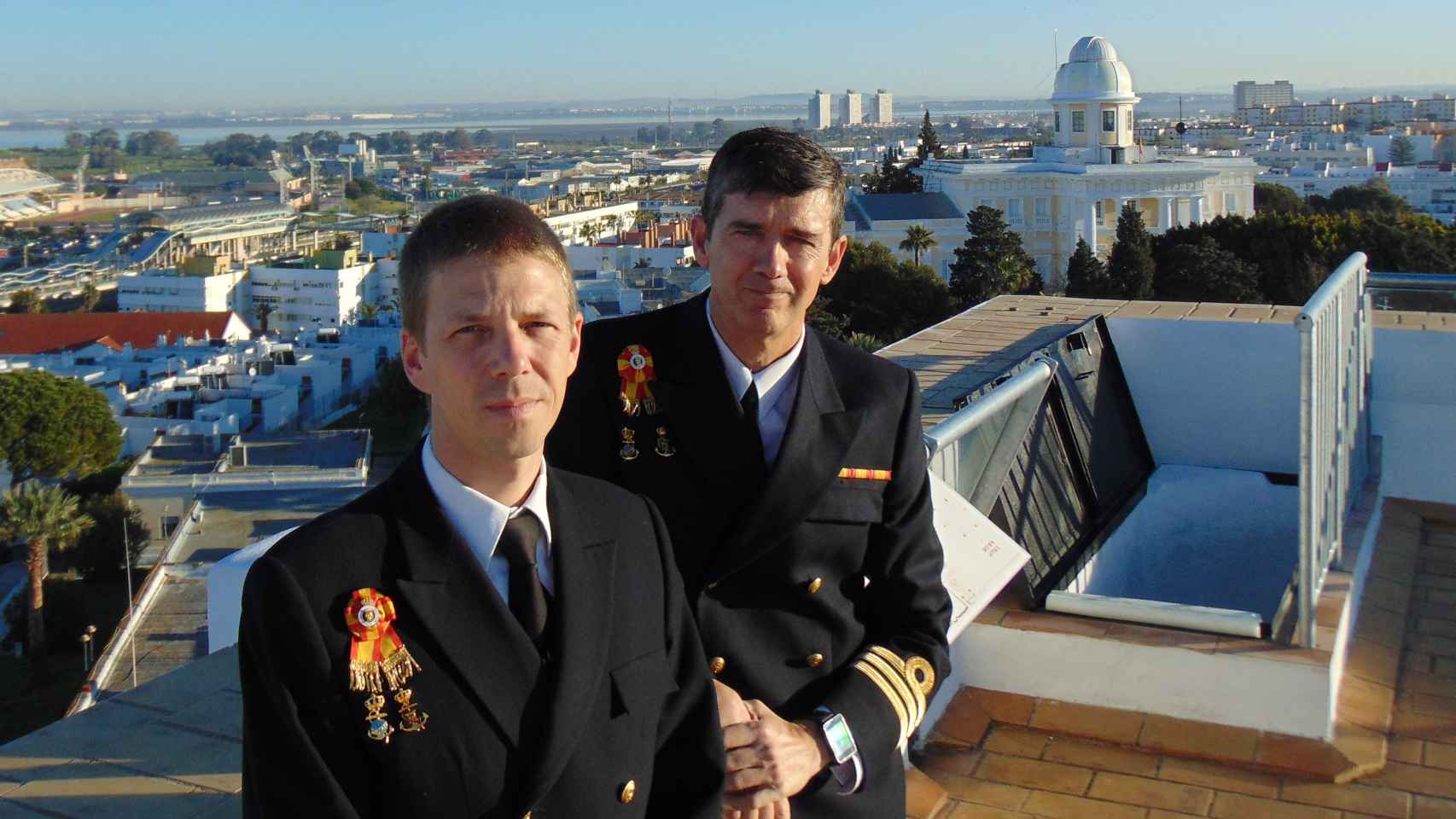 El teniente de navío Lluis Canals y el capitán de fragata Manuel Catalán Morollón, jefe de la sección de Geofísica del Real Observatorio de la Armada (ROA).