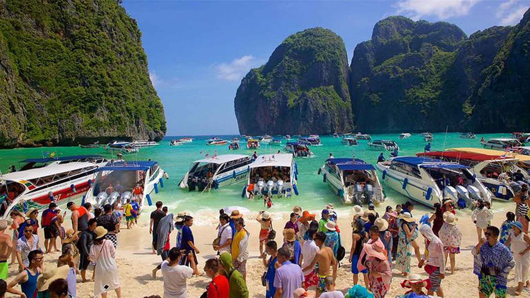 Una de las imágenes reales de Maya Bay, recibiendo cuatro mil turistas diarios.