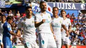 Los madridistas celebran con Benzema su gol