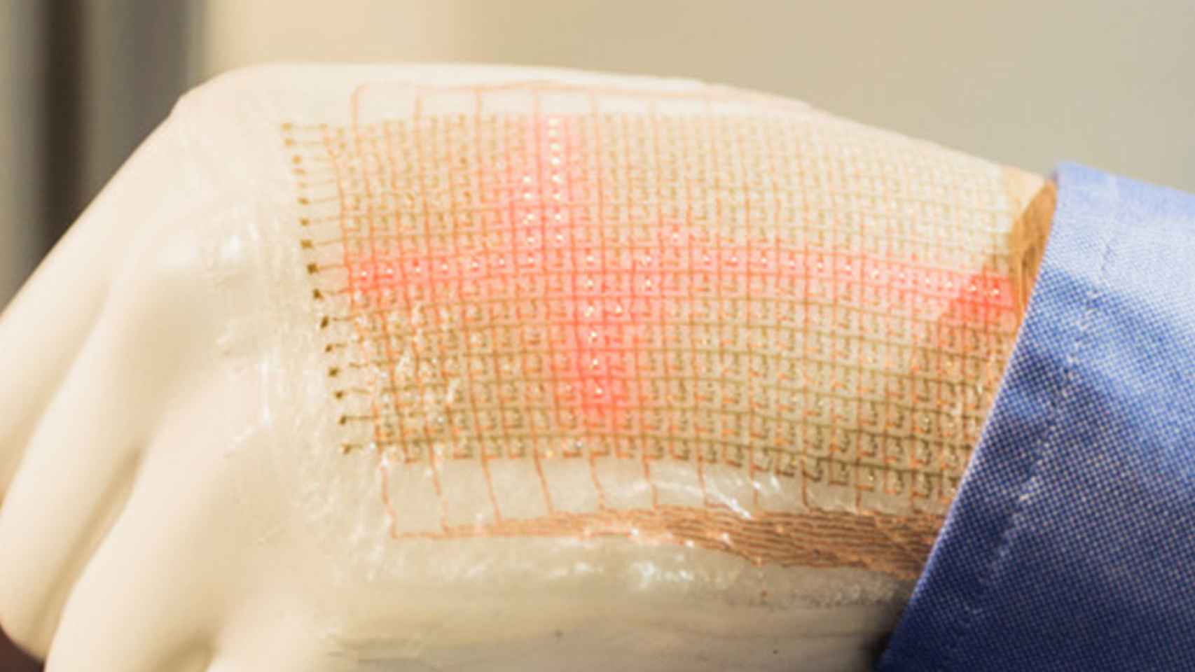 Un LED que cura las heridas crónicas con su luz antibacteriana.