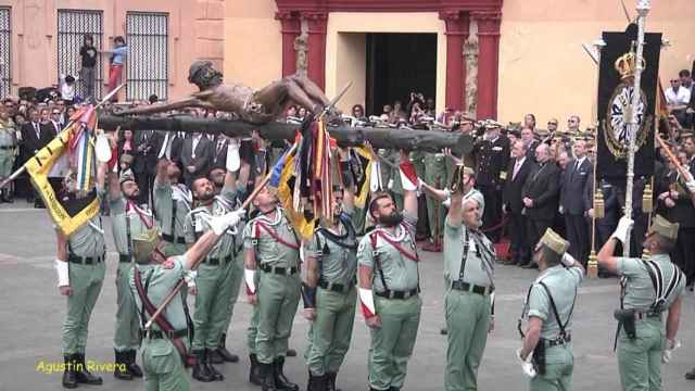 La Legión realiza tradicionalmente el traslado del Cristo de Mena, en Málaga.