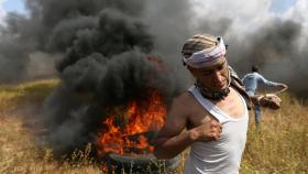 Los palestinos huyen durante los enfrentamientos con las tropas israelíes.