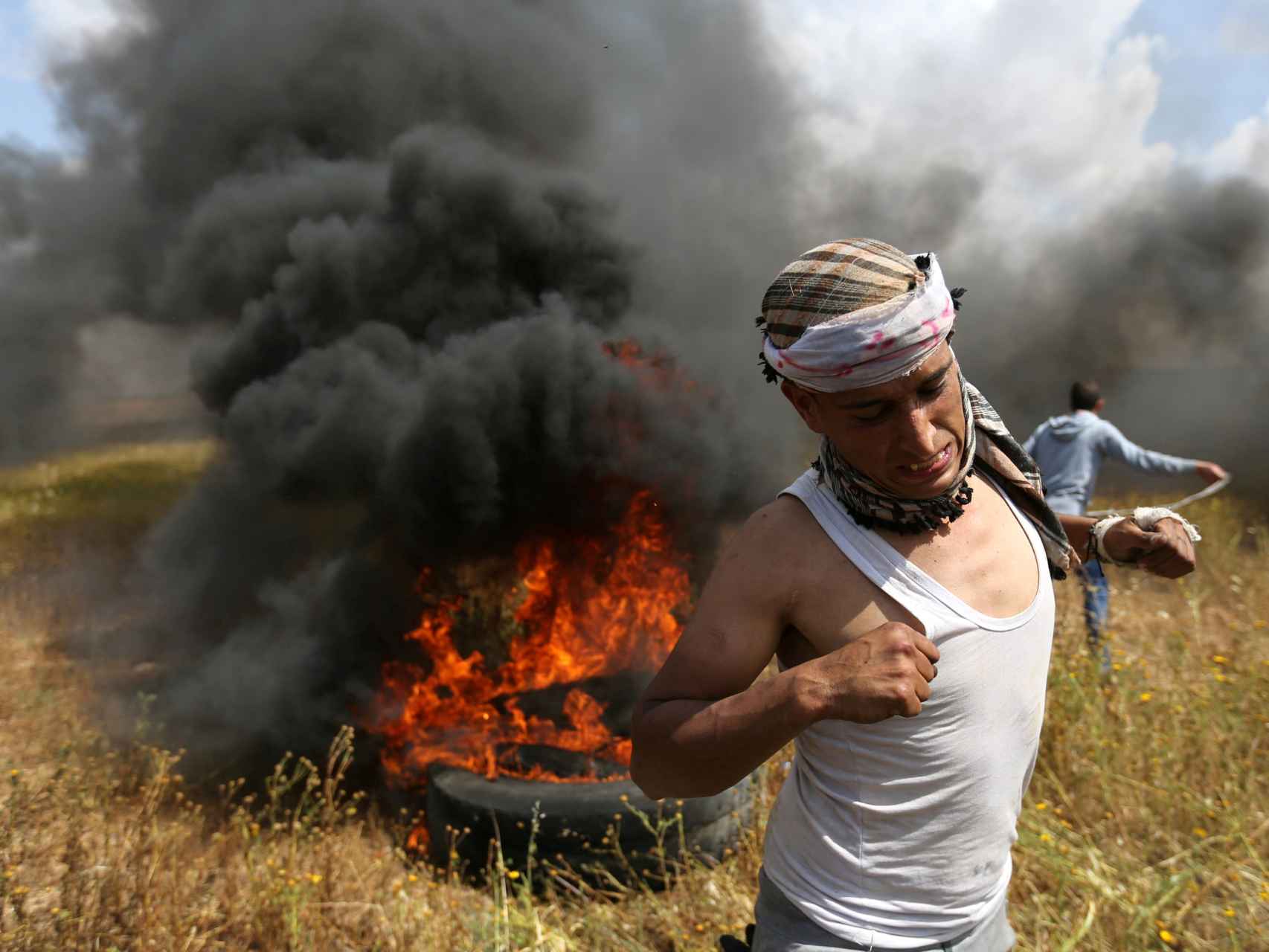 Los palestinos huyen durante los enfrentamientos con las tropas israelíes.