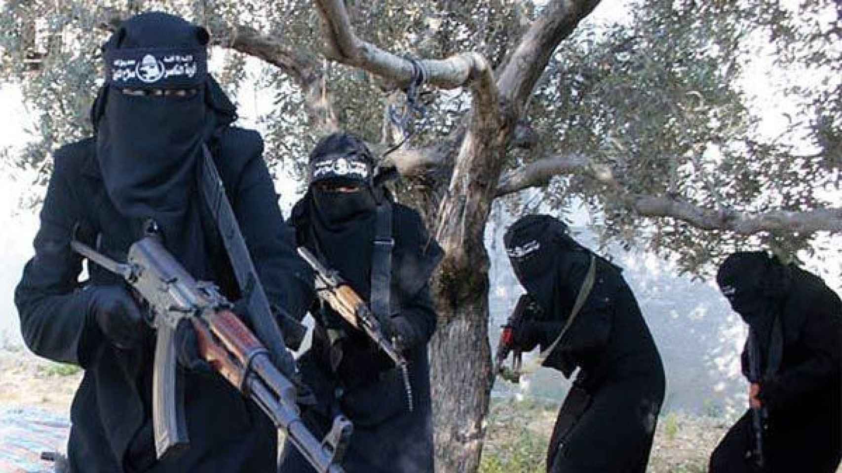 Mujeres preparándose para combatir en la Yihad