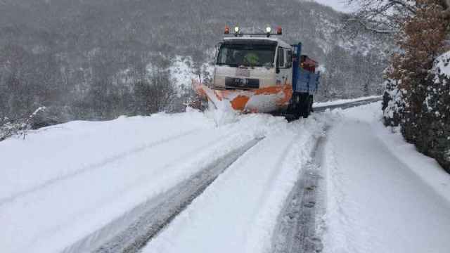 Imagen de archivo de un camión quitando la nieve de una carretera