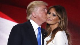 Donald Trump besa a Melania en un acto de los republicanos.