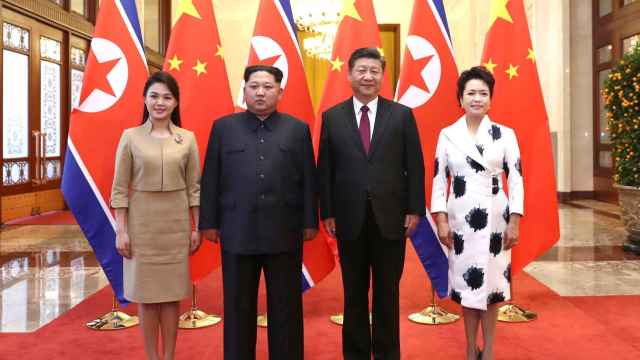 Kim Jong Un, Ri Sol Ju, Xi Jinping y Peng Liyuan en el Gran Palacio del Pueblo en Pekín.