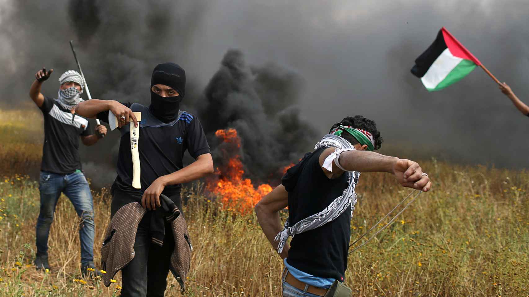 Un manifestante palestino sostiene un hacha durante los enfrentamientos con las tropas israelíes.