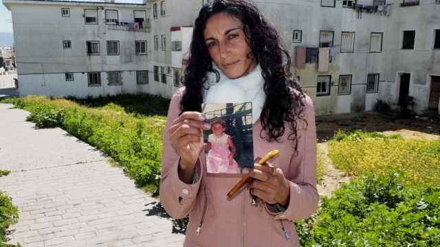 Teresa Arcos tiene 33 años y es madre de una niña de cuatro. Creció entre dos familias enfrentadas por el control del tráfico de hachís en Barbate (Cádiz).