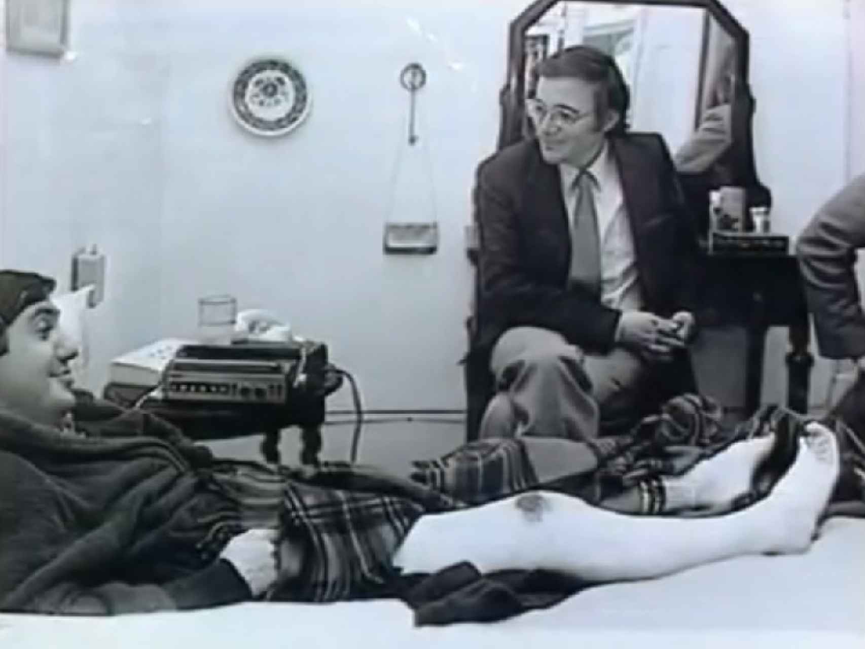 Federico Jiménez Losantos en la cama del hospital, después de ser disparado en una pierna
