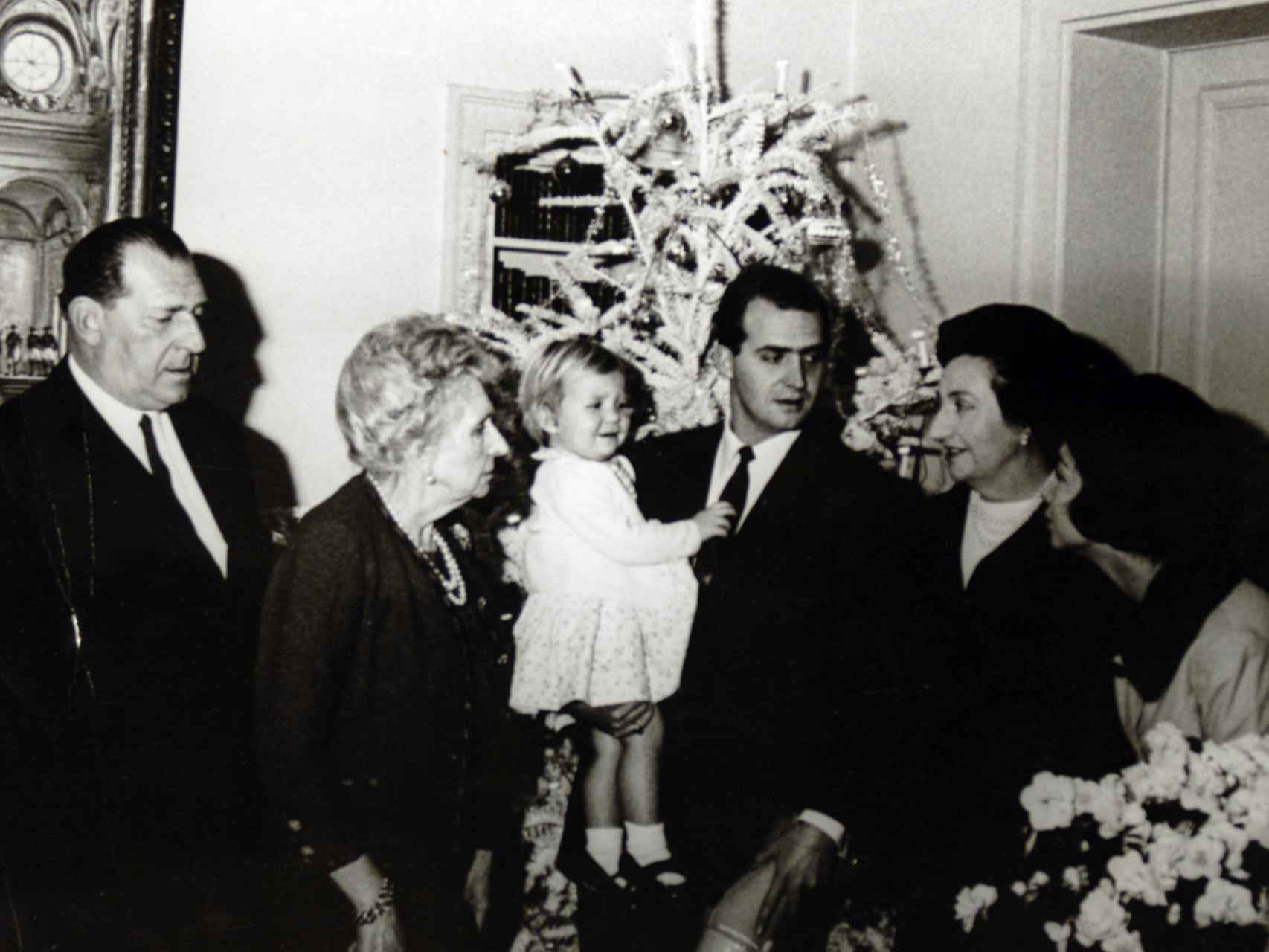 Juan de Borbón junto a los actuales reyes eméritos y una pequeña infanta Elena. Gtres.