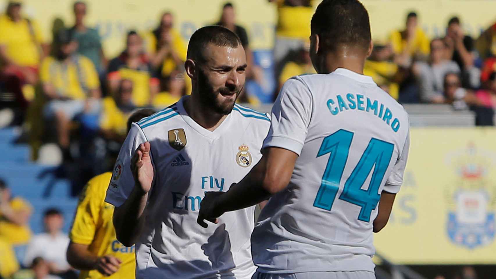 Benzema celebra su gol de penalti con Casemiro.