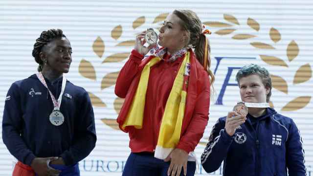 Lydia Valentín celebra su oro en el Europeo de halterofilia.