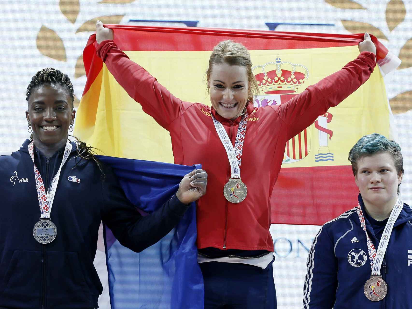 Lydia Valentín posa con la bandera de España tras ganar su cuarto Europeo.