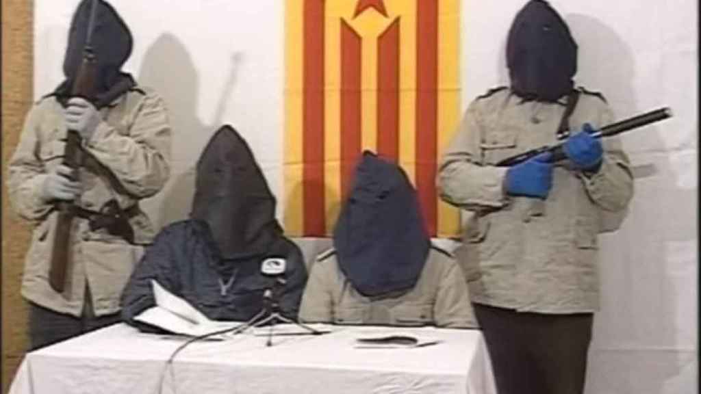 Varios miembros de Terra Lliure, encapuchados, leyendo un mensaje para la televisión vasca