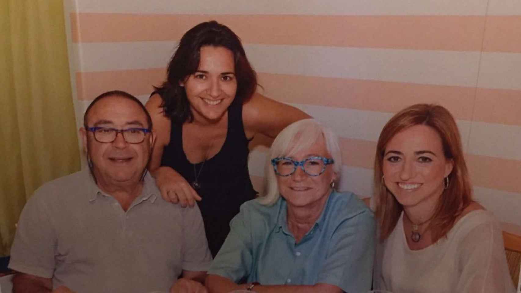 Carme y Mireia Chacón con sus padres, Baltasar Chacón y Esther Piqueras
