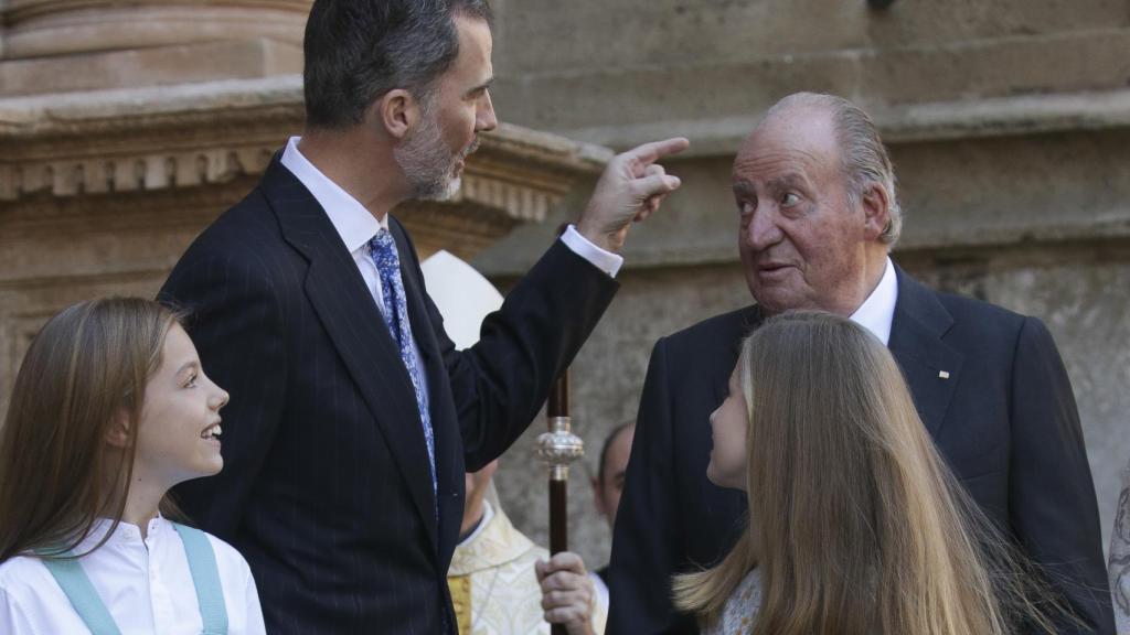Es la primera vez que asisten los dos reyes juntos a esta misa de Pascua. GTRES.