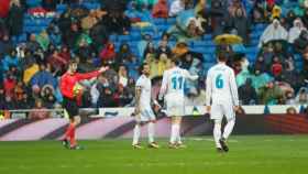 Los jugadores del Madrid reclaman una acción al árbitro. Foto: Manu Laya / El Bernabéu