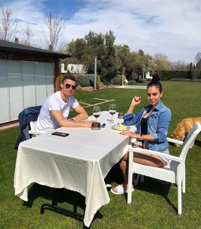 Cristiano Ronaldo y Georgina disfrutan de una comida al aire libre. Foto: Instagram (@cristiano).