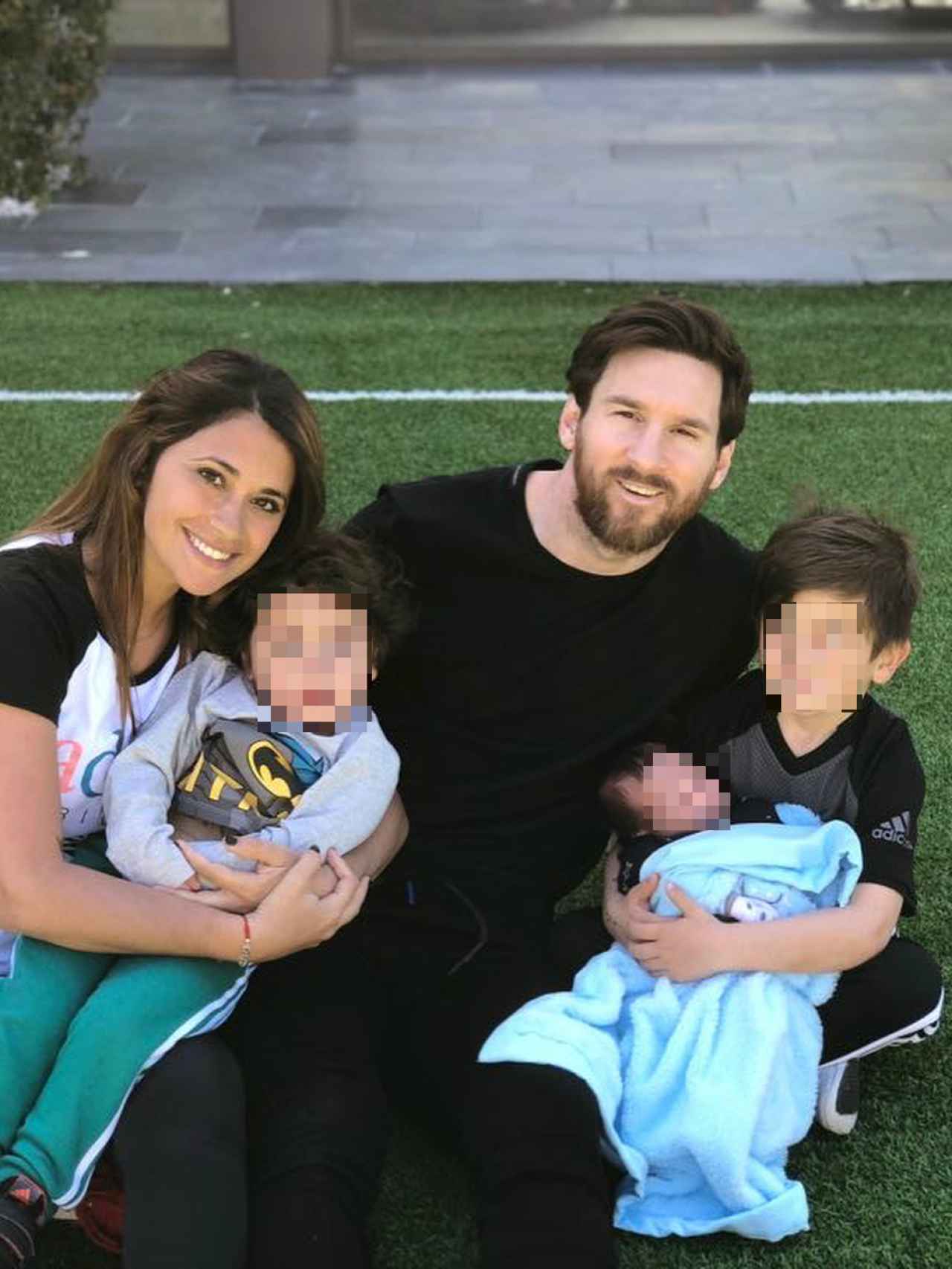 Leo Messi y Antonella Rocuzzo, junto a sus hijos.