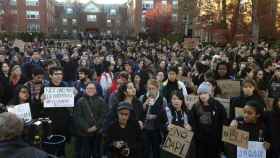 Estudiantes en una manifestación de Cambridge.