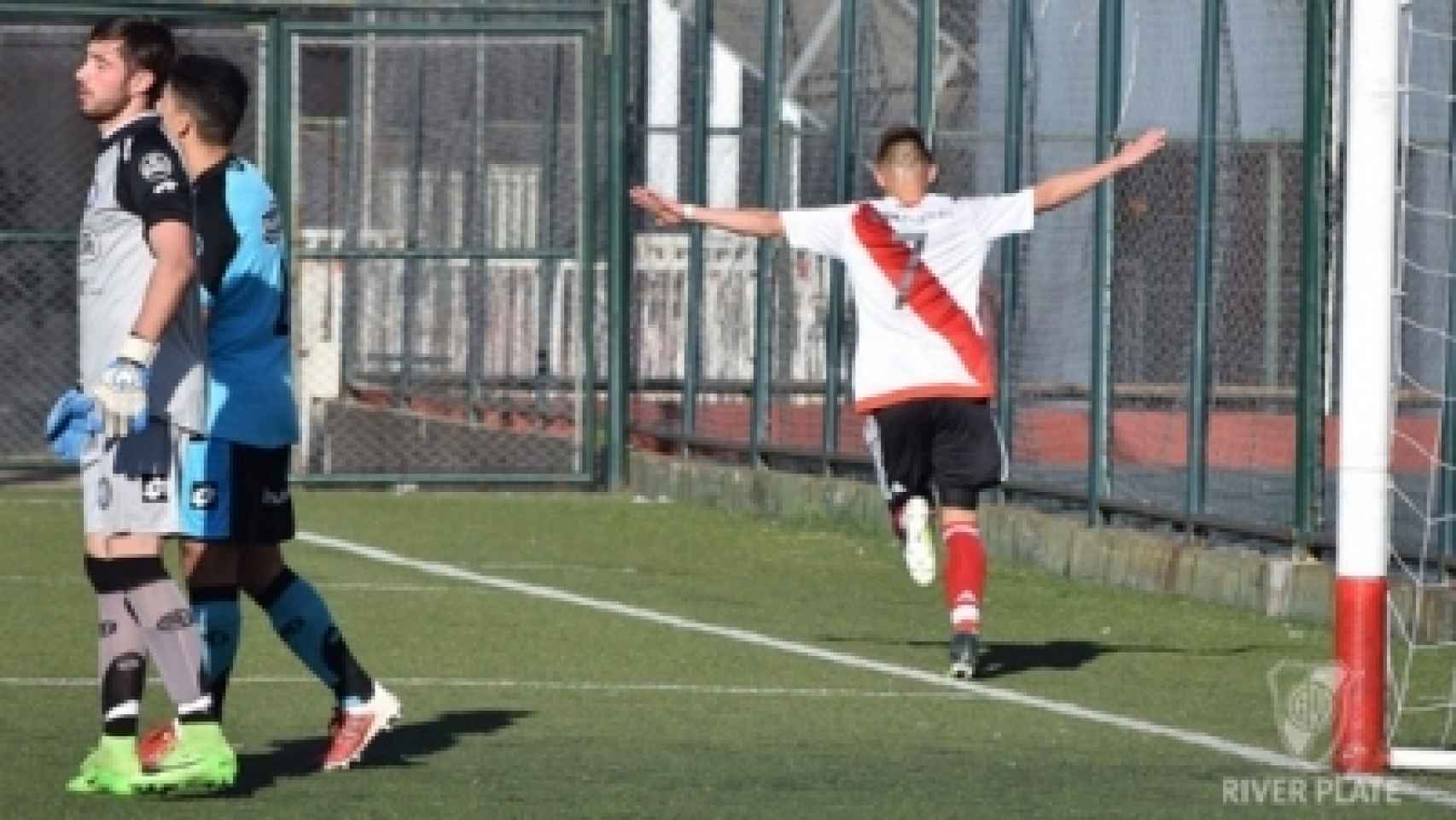 Un menor mete un gol con River Plate.