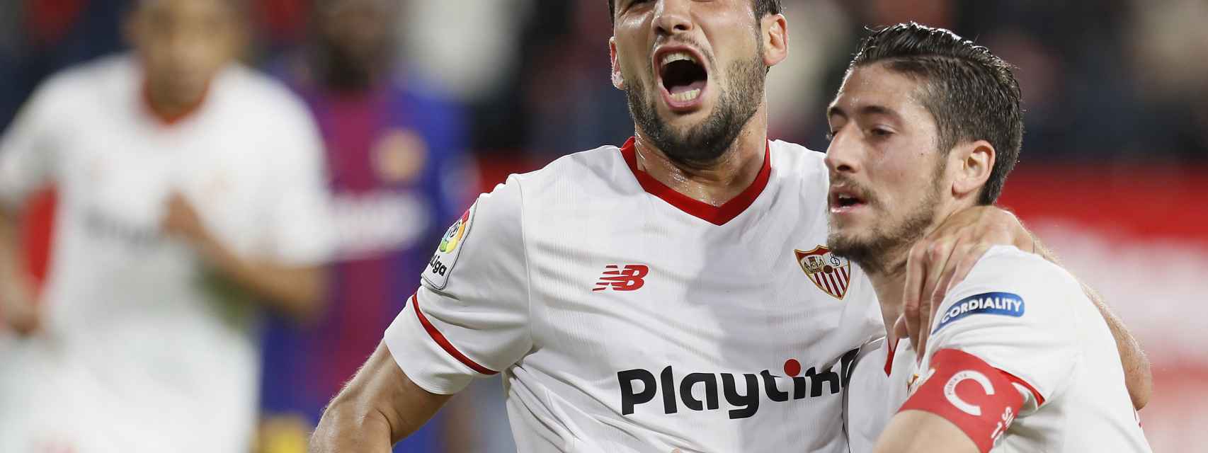 Escudero y el 'Mudo' Vázquez en el Sevilla - Barcelona de Liga.