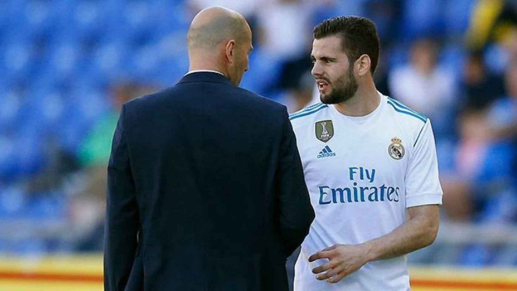 Nacho habla con Zidane mientras se marcha al banquillo lesionado