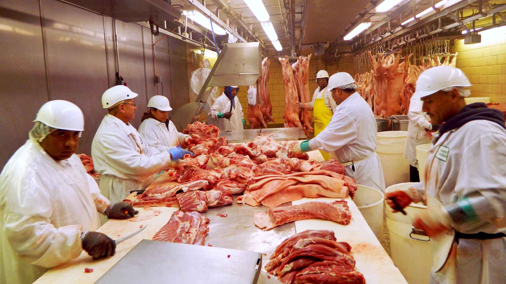 Trabajadores estadounidenses en una fábrica de productos porcinos en EEUU.