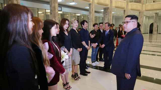 Kim Jong-un saluda al grupo de música Terciopelo Rojo, las 'Spice Girls' surcoreanas.