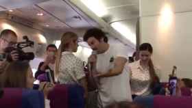 Taburete sorprende con un concierto en un vuelo y Twitter quiere saltar del avión