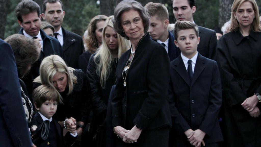 A la izquierda Marie-Chantal de Grecia agachada hablando con su hijo y la reina Sofía en el 50 aniversario de la muerte del rey Pablo de Grecia en 2014.