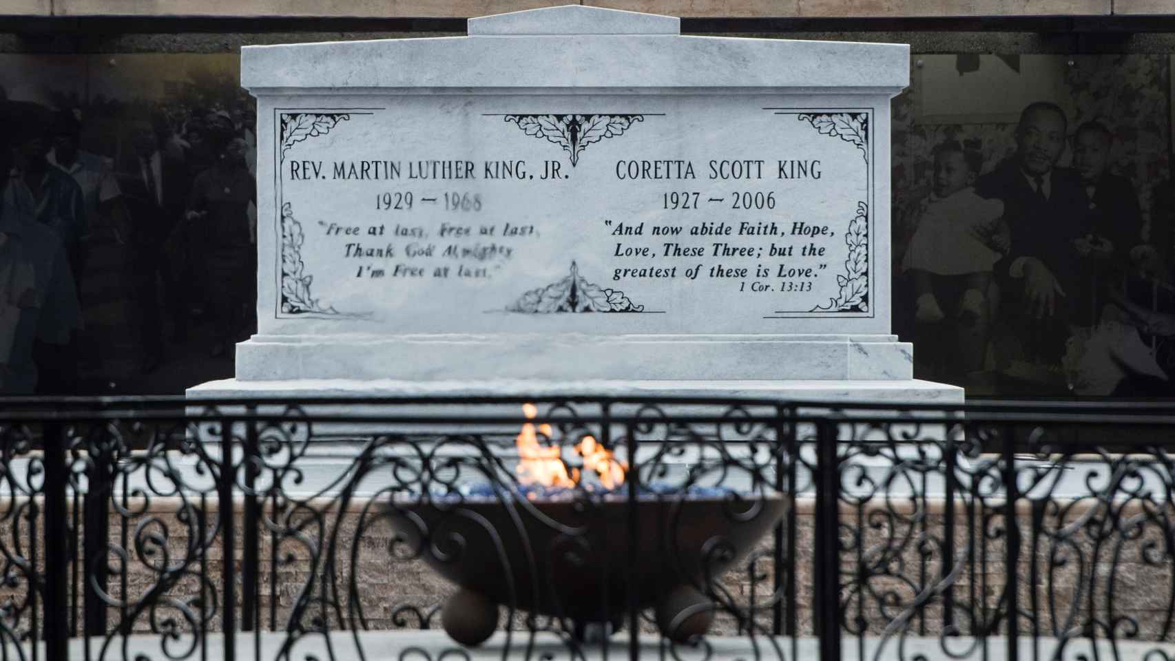 Vista de la llama eterna junto a los restos de Martin Luther King en el Parque Histórico Nacional MLK en Atlanta, Georgia.